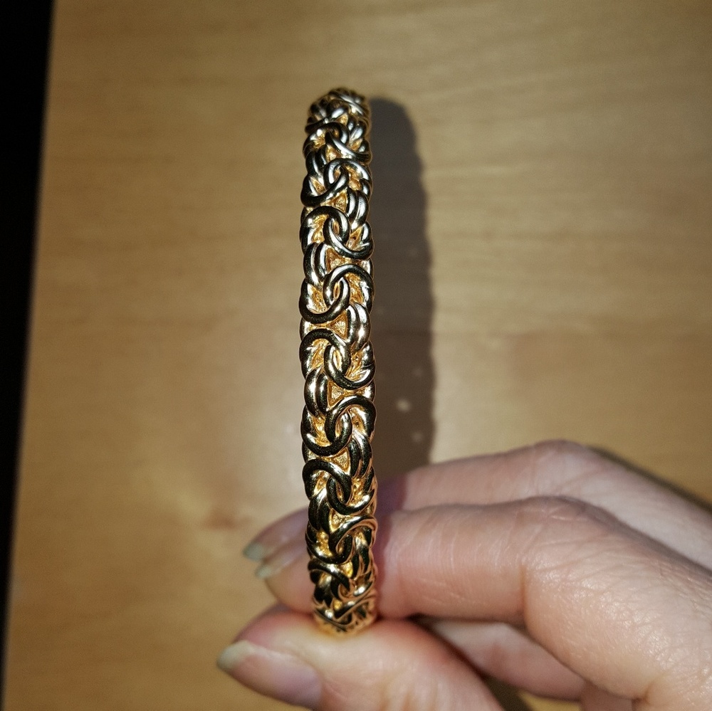 Bangle 14k gold.